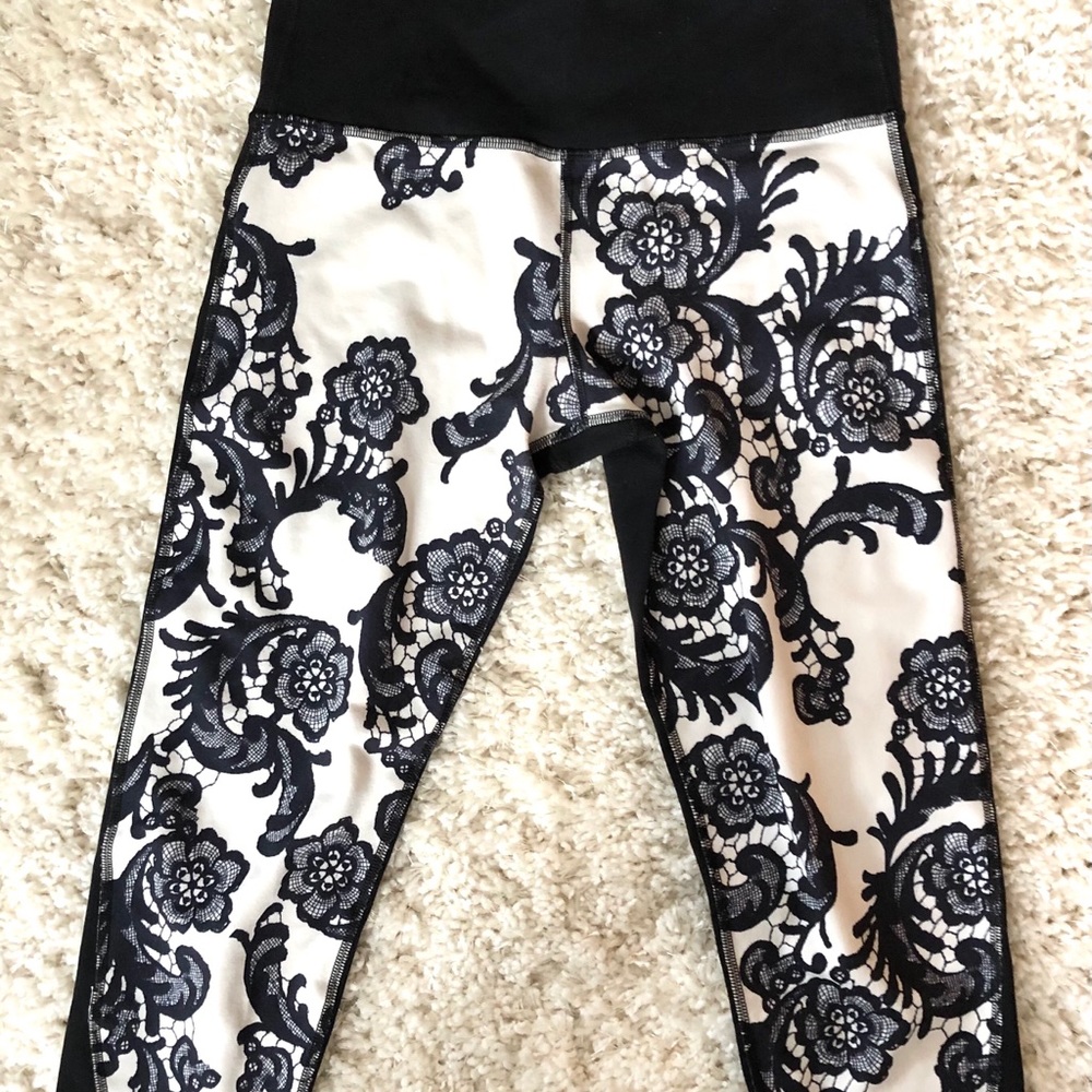 Lululemon athletica laceoflage cropped leg…